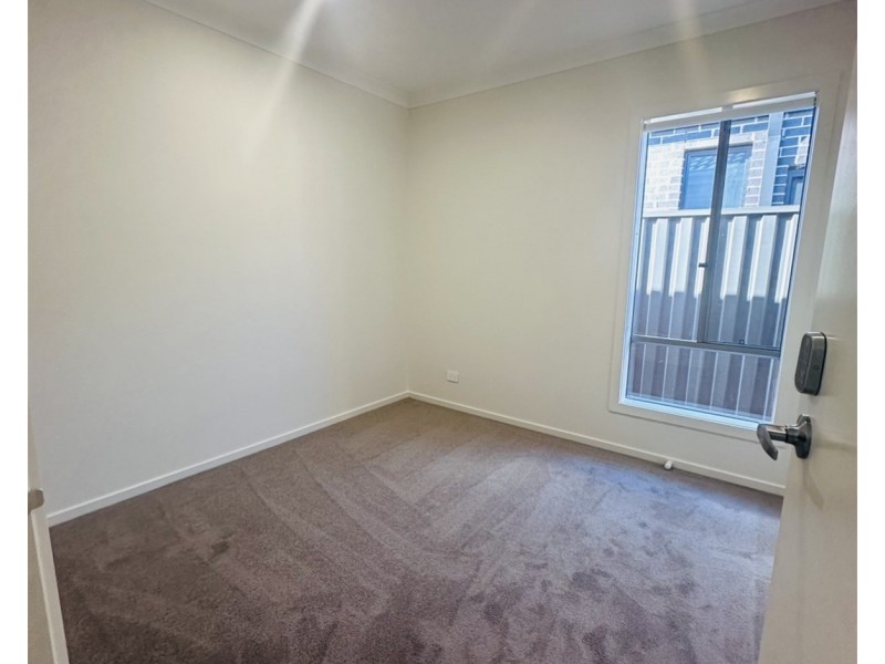 3 Songlark St, Melton South VIC 3338