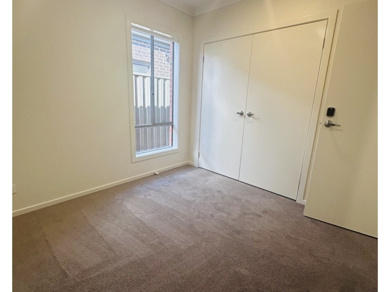 3 Songlark St, Melton South VIC 3338