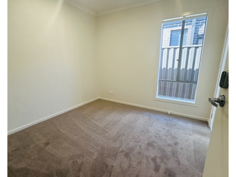 3 Songlark St, Melton South VIC 3338