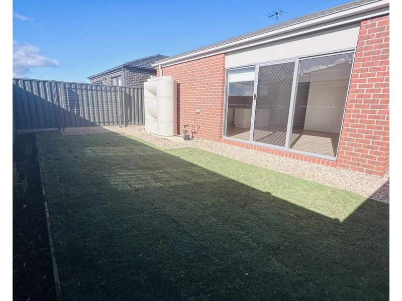 3 Songlark St, Melton South VIC 3338