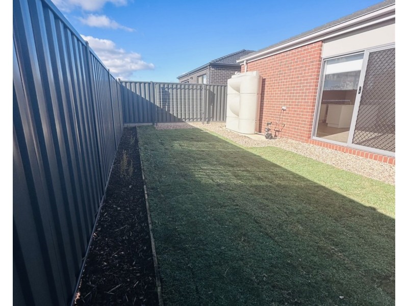 3 Songlark St, Melton South VIC 3338