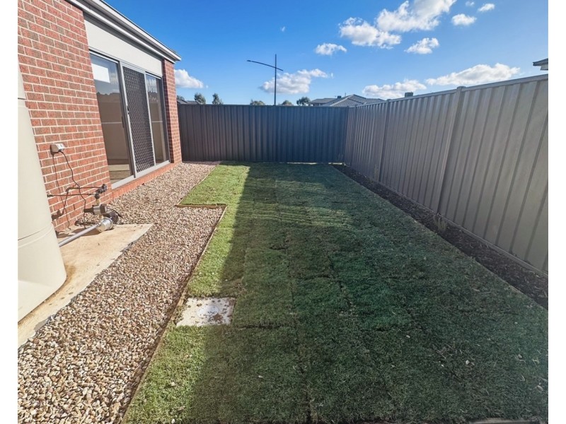 3 Songlark St, Melton South VIC 3338