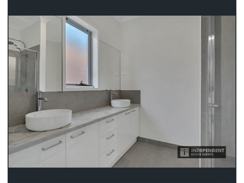 34 Trudeau st, Melton South VIC 3338