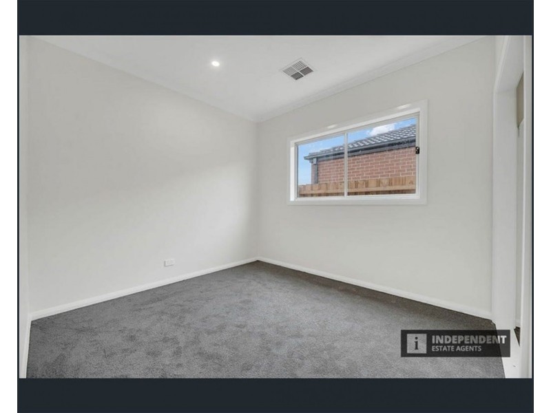 34 Trudeau st, Melton South VIC 3338