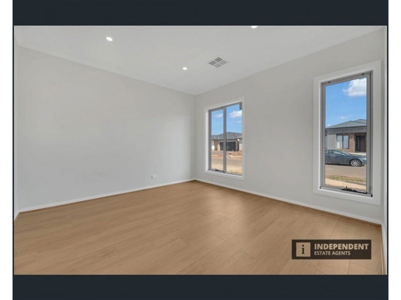 34 Trudeau st, Melton South VIC 3338