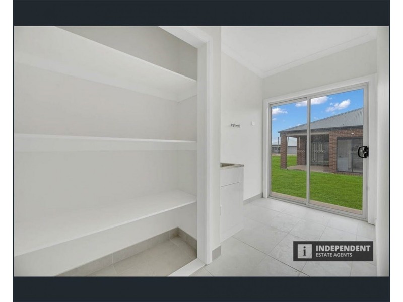 34 Trudeau st, Melton South VIC 3338