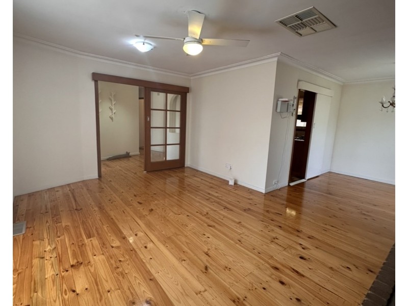 9 Sutherland Avenue, Melton South VIC 3338