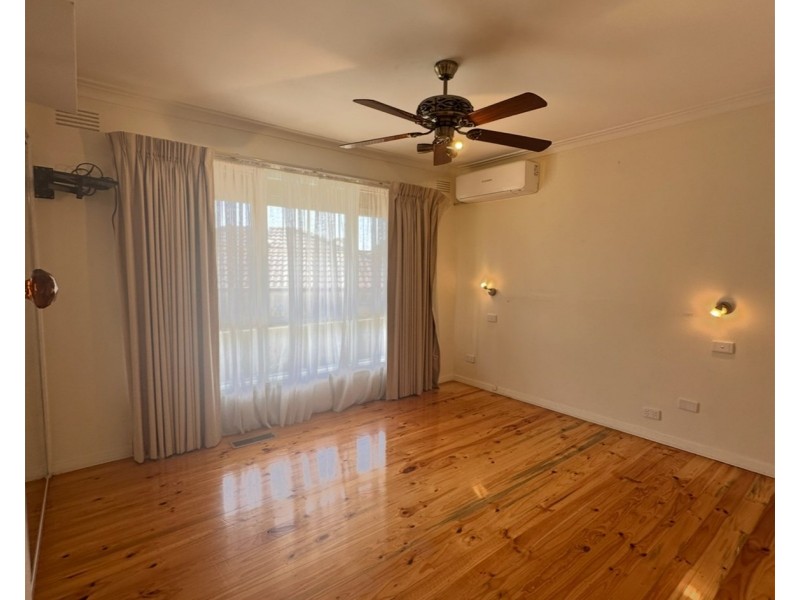 9 Sutherland Avenue, Melton South VIC 3338