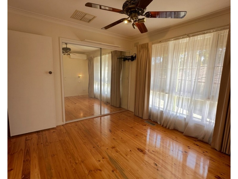 9 Sutherland Avenue, Melton South VIC 3338