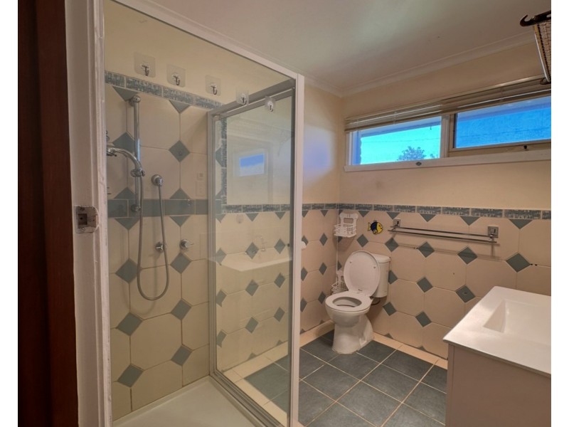 9 Sutherland Avenue, Melton South VIC 3338