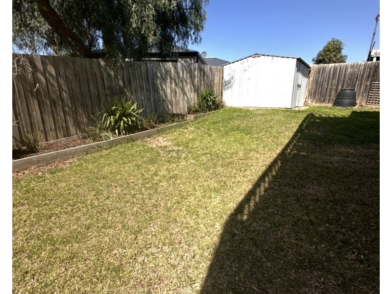 9 Sutherland Avenue, Melton South VIC 3338