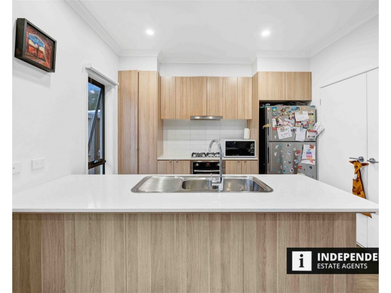 10 Steadfield Circuit, Melton South VIC 3338