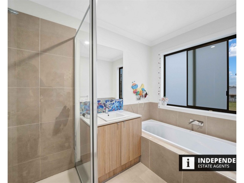 10 Steadfield Circuit, Melton South VIC 3338