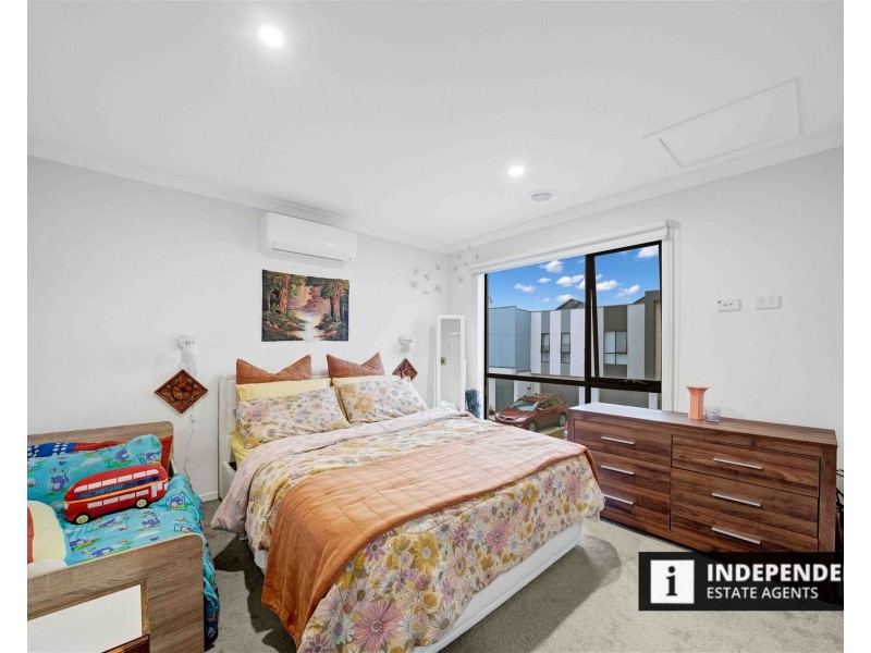 10 Steadfield Circuit, Melton South VIC 3338