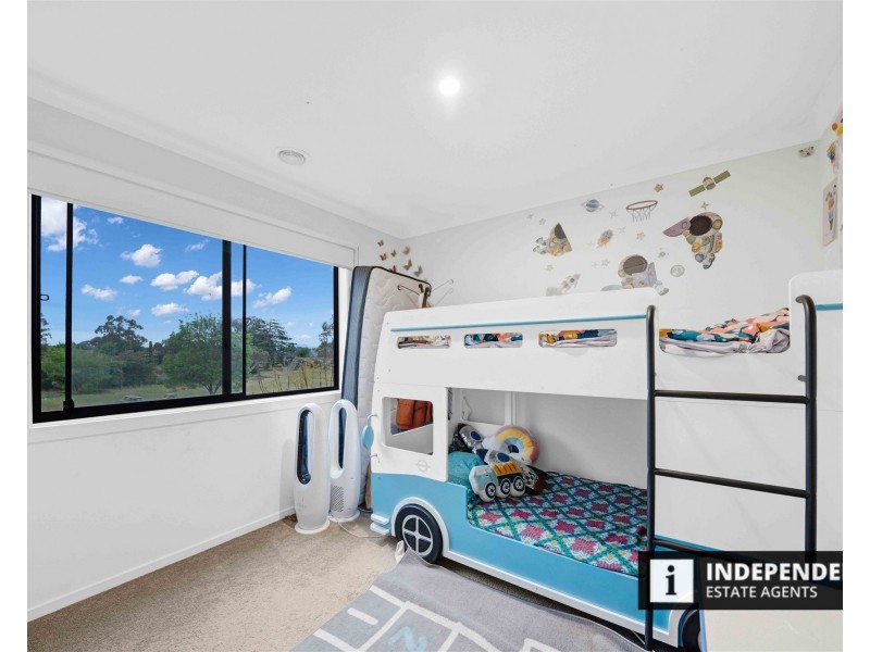 10 Steadfield Circuit, Melton South VIC 3338