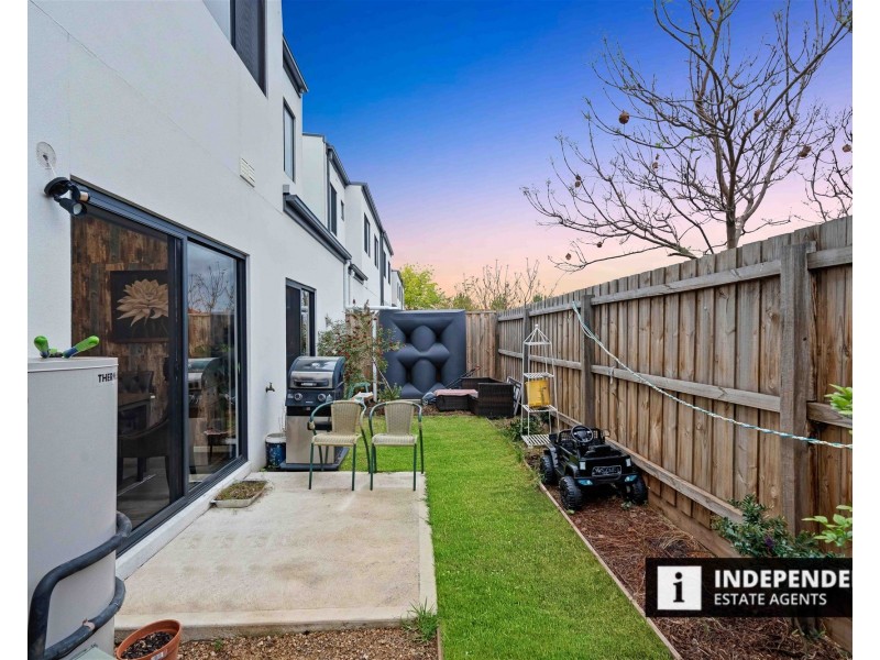 10 Steadfield Circuit, Melton South VIC 3338