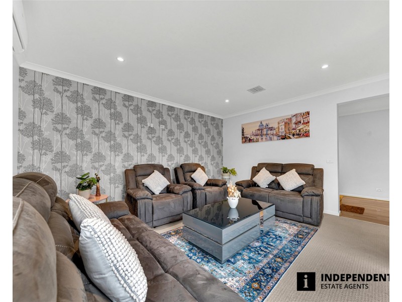 2 Quintino Walk, Clyde North VIC 3978