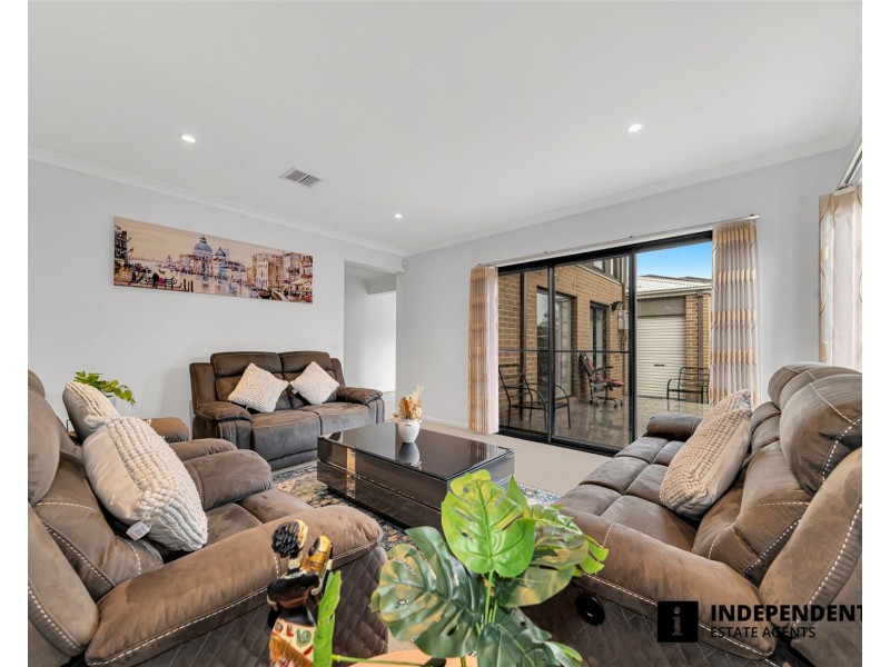 2 Quintino Walk, Clyde North VIC 3978