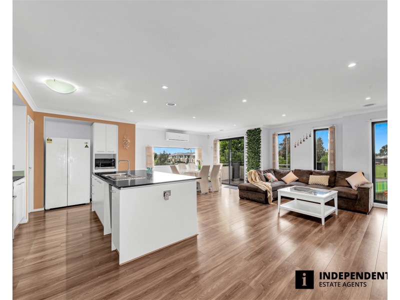 2 Quintino Walk, Clyde North VIC 3978