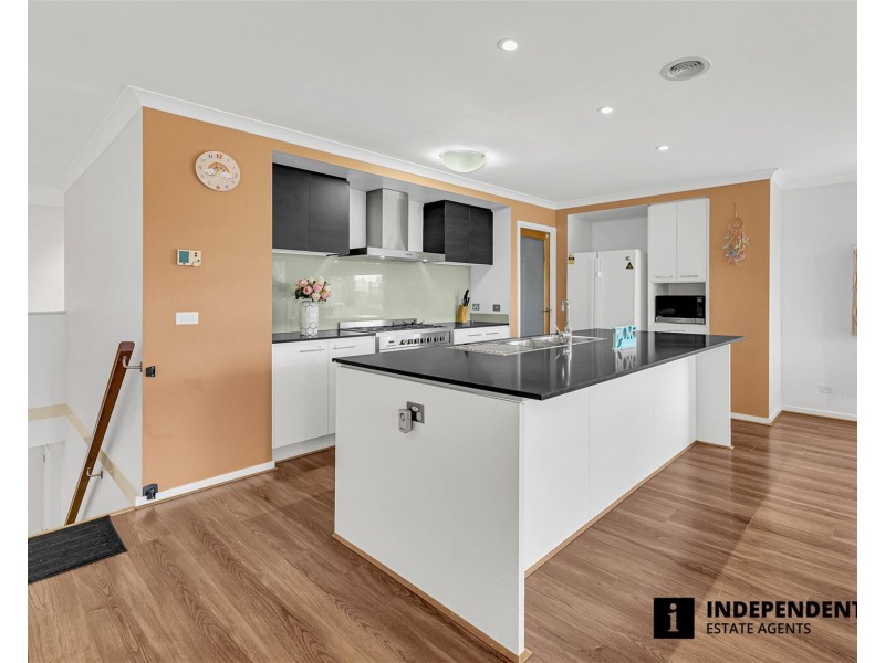 2 Quintino Walk, Clyde North VIC 3978