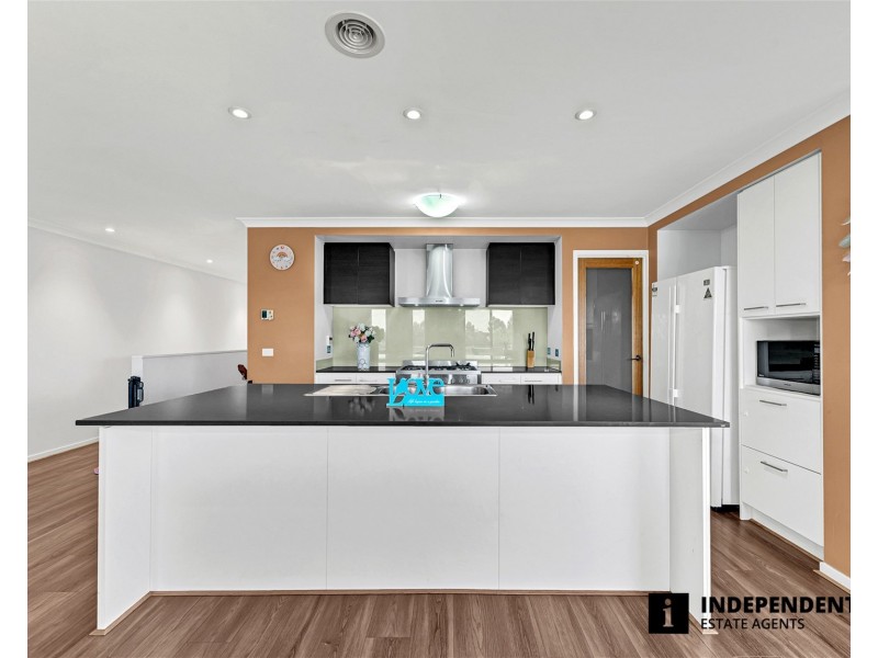 2 Quintino Walk, Clyde North VIC 3978