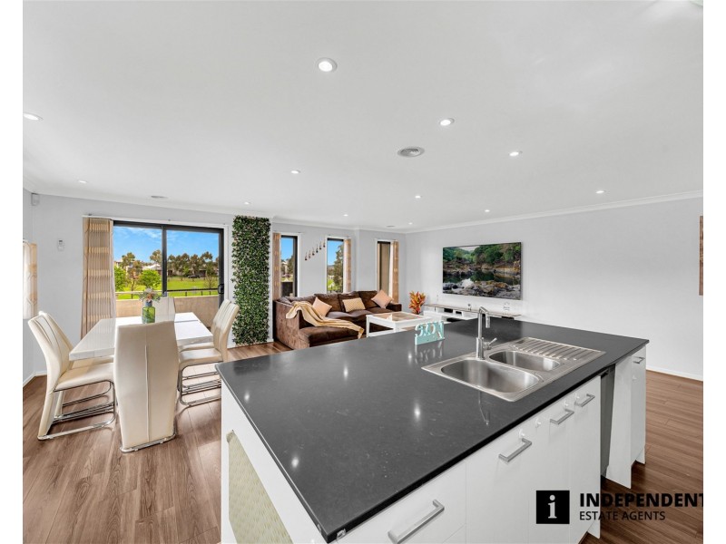 2 Quintino Walk, Clyde North VIC 3978