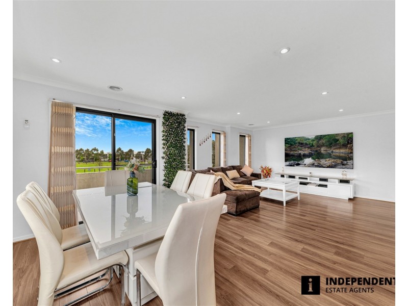 2 Quintino Walk, Clyde North VIC 3978