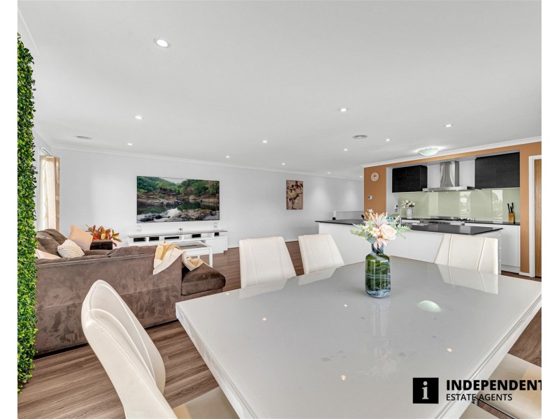 2 Quintino Walk, Clyde North VIC 3978