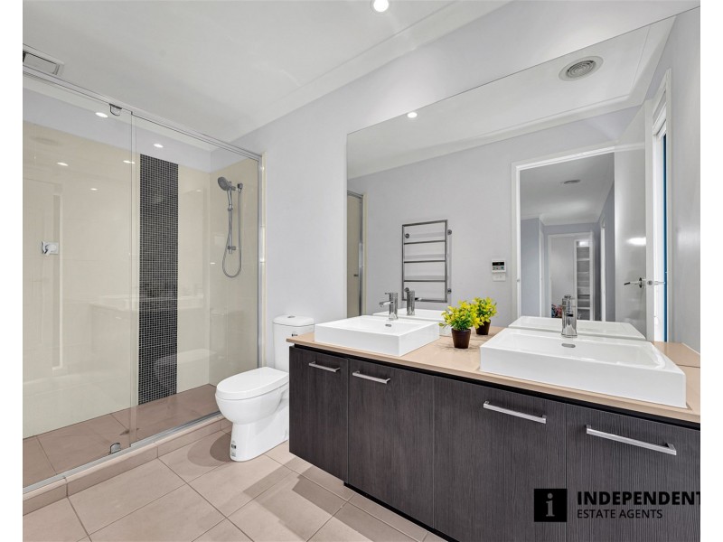 2 Quintino Walk, Clyde North VIC 3978