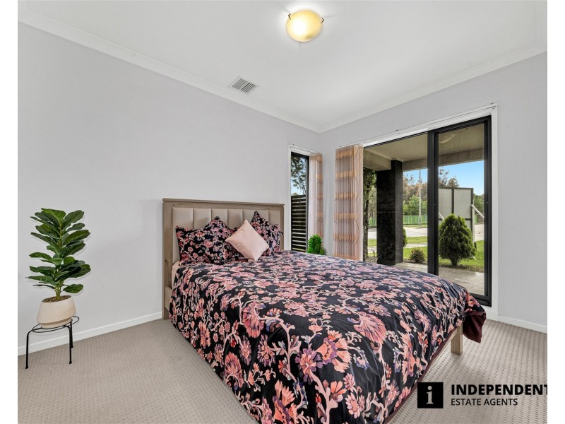 2 Quintino Walk, Clyde North VIC 3978