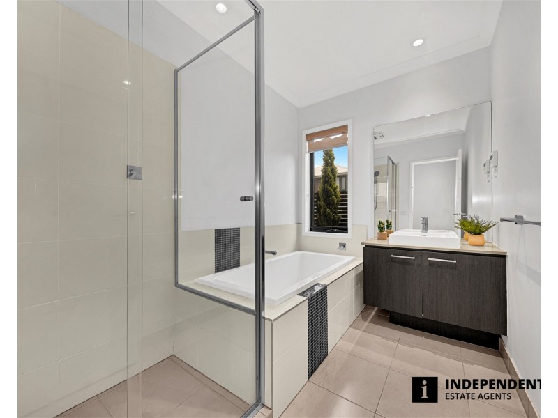 2 Quintino Walk, Clyde North VIC 3978