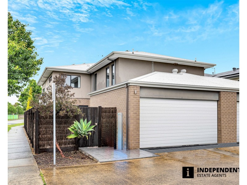 2 Quintino Walk, Clyde North VIC 3978