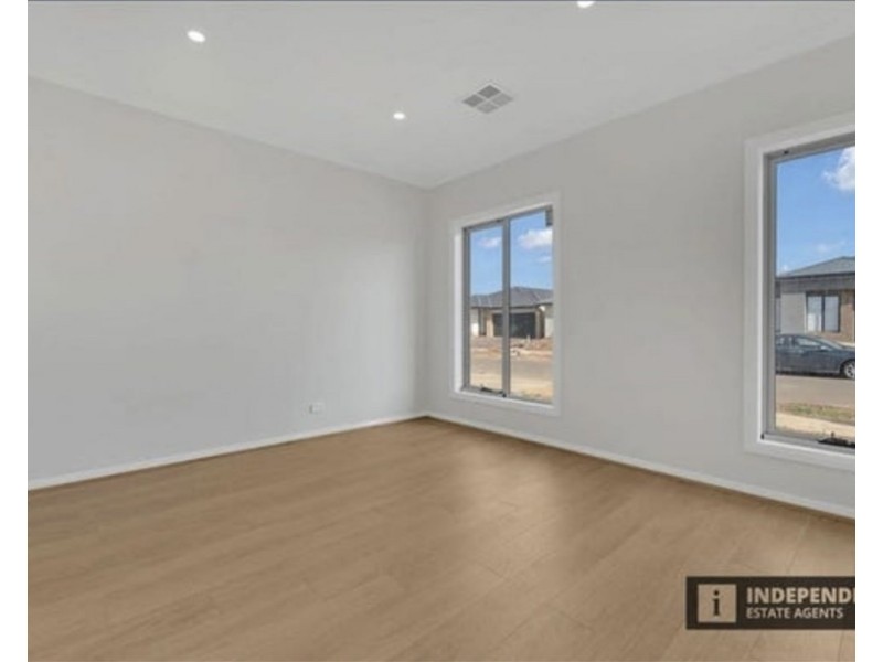 34 Trudeau Road, Melton South VIC 3338