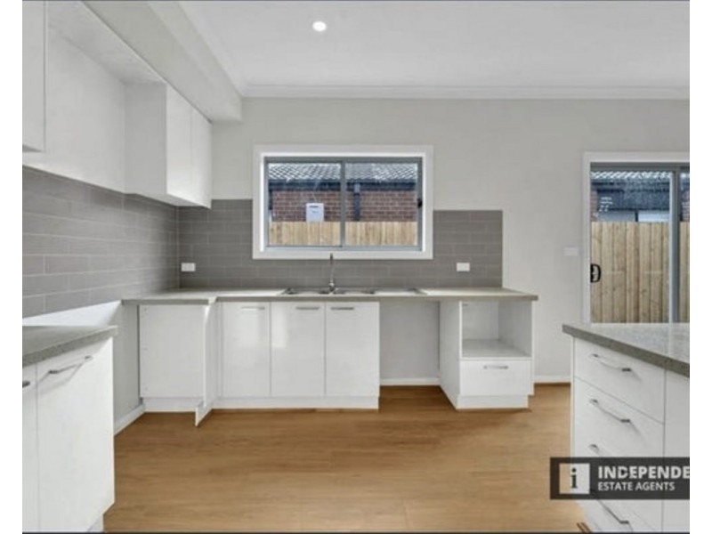 34 Trudeau Road, Melton South VIC 3338