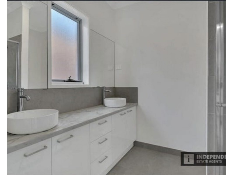 34 Trudeau Road, Melton South VIC 3338