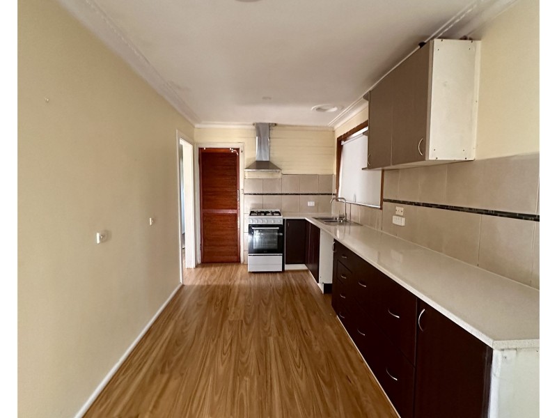 24 Blaxland Rd, Melton South VIC 3338