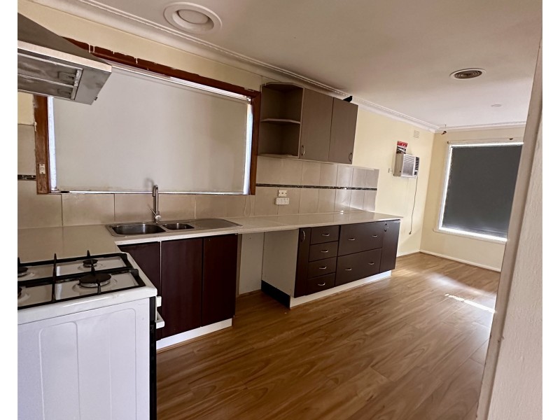 24 Blaxland Rd, Melton South VIC 3338