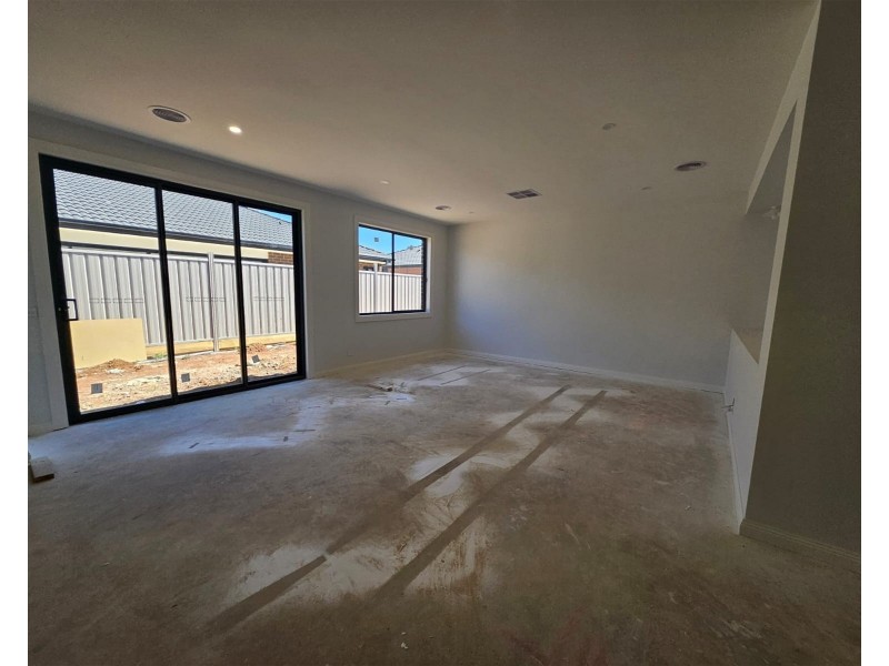 30 Cook Road, Melton South VIC 3338