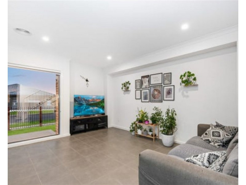 10 Westbury Ave, Rockbank VIC 3335