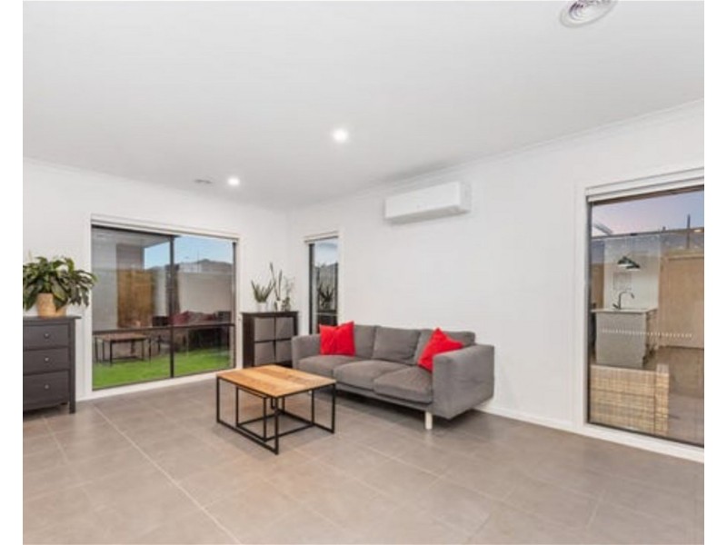 10 Westbury Ave, Rockbank VIC 3335