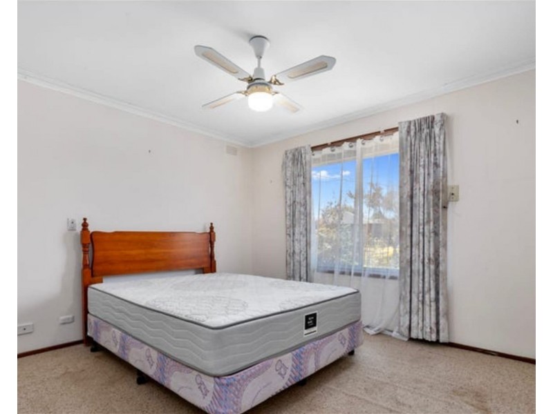 1 Bennett St, Melton South VIC 3338