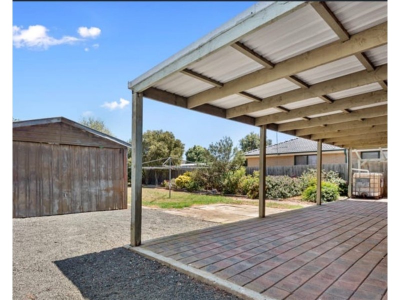 1 Bennett St, Melton South VIC 3338