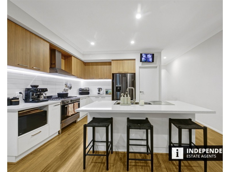 3 Cardigan Close, Melton South VIC 3338