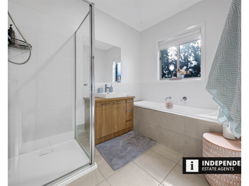 3 Cardigan Close, Melton South VIC 3338
