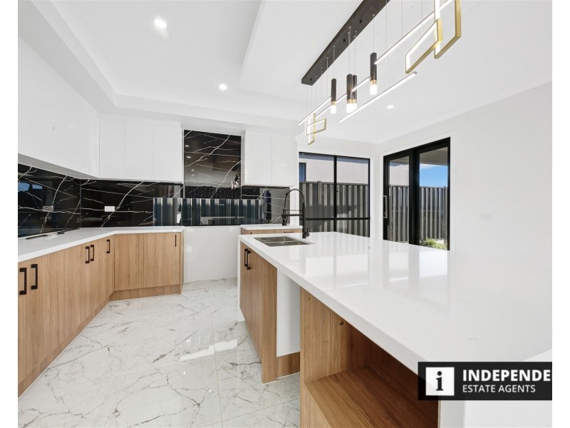 2 Ruff Way, Melton South VIC 3338