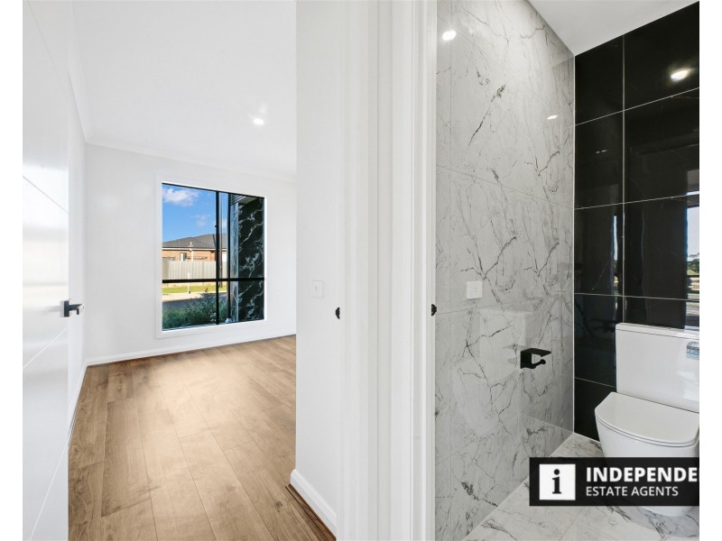 2 Ruff Way, Melton South VIC 3338