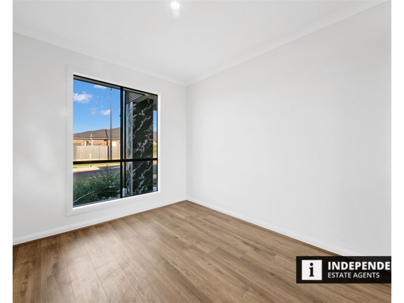 2 Ruff Way, Melton South VIC 3338