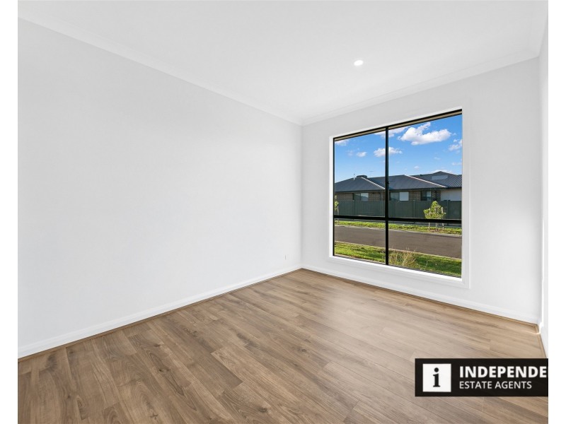 2 Ruff Way, Melton South VIC 3338