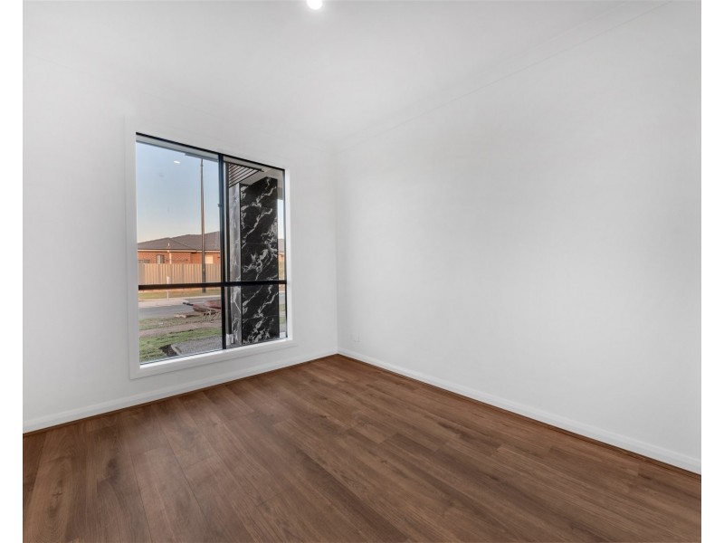 2 Ruff Way, Melton South VIC 3338