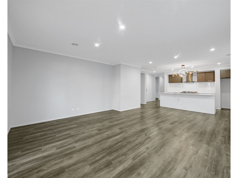 136  Shelterbelt Avenue, Melton South VIC 3338